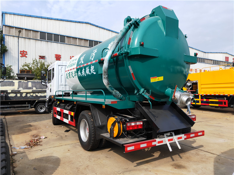 東風牌12方吸污車