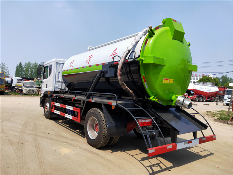 東風牌13方吸污車