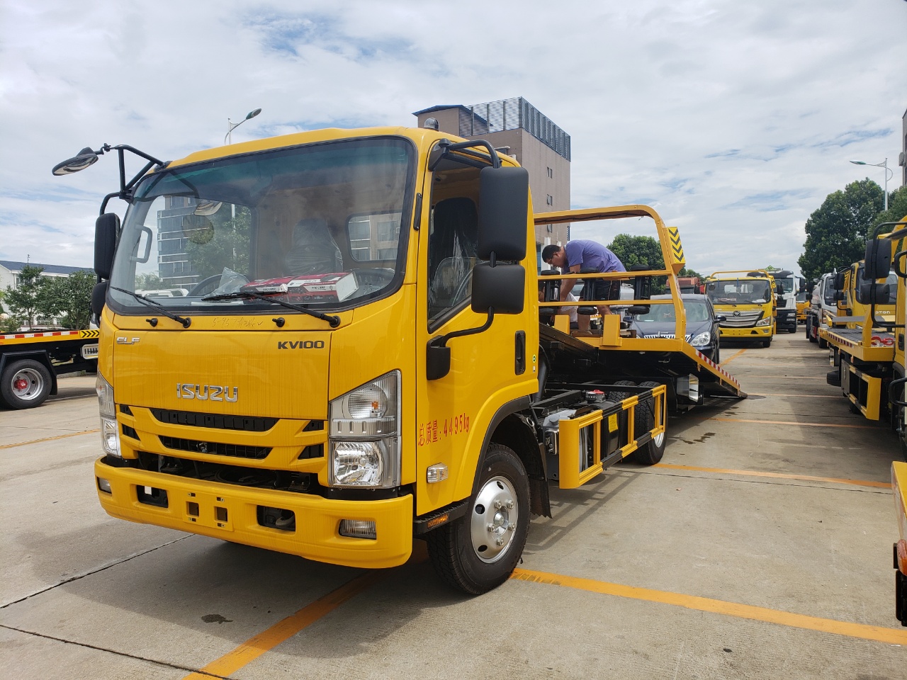 國(guó)六慶鈴寬體藍(lán)牌一拖二清障車