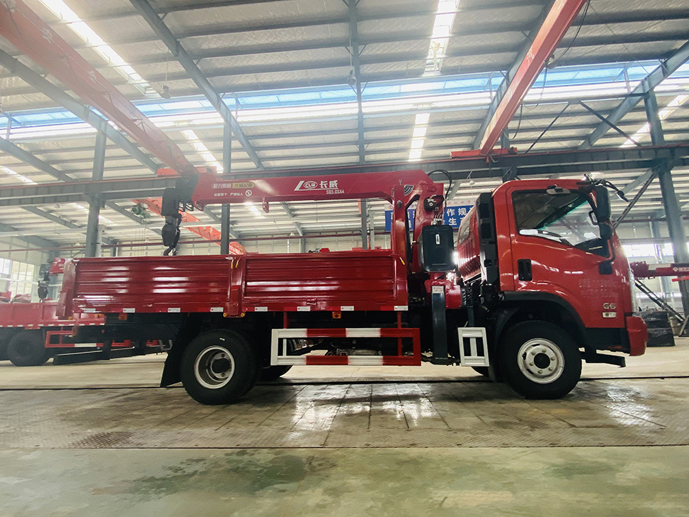 國(guó)六大運(yùn)單橋長(zhǎng)威5噸四節(jié)直臂隨車吊